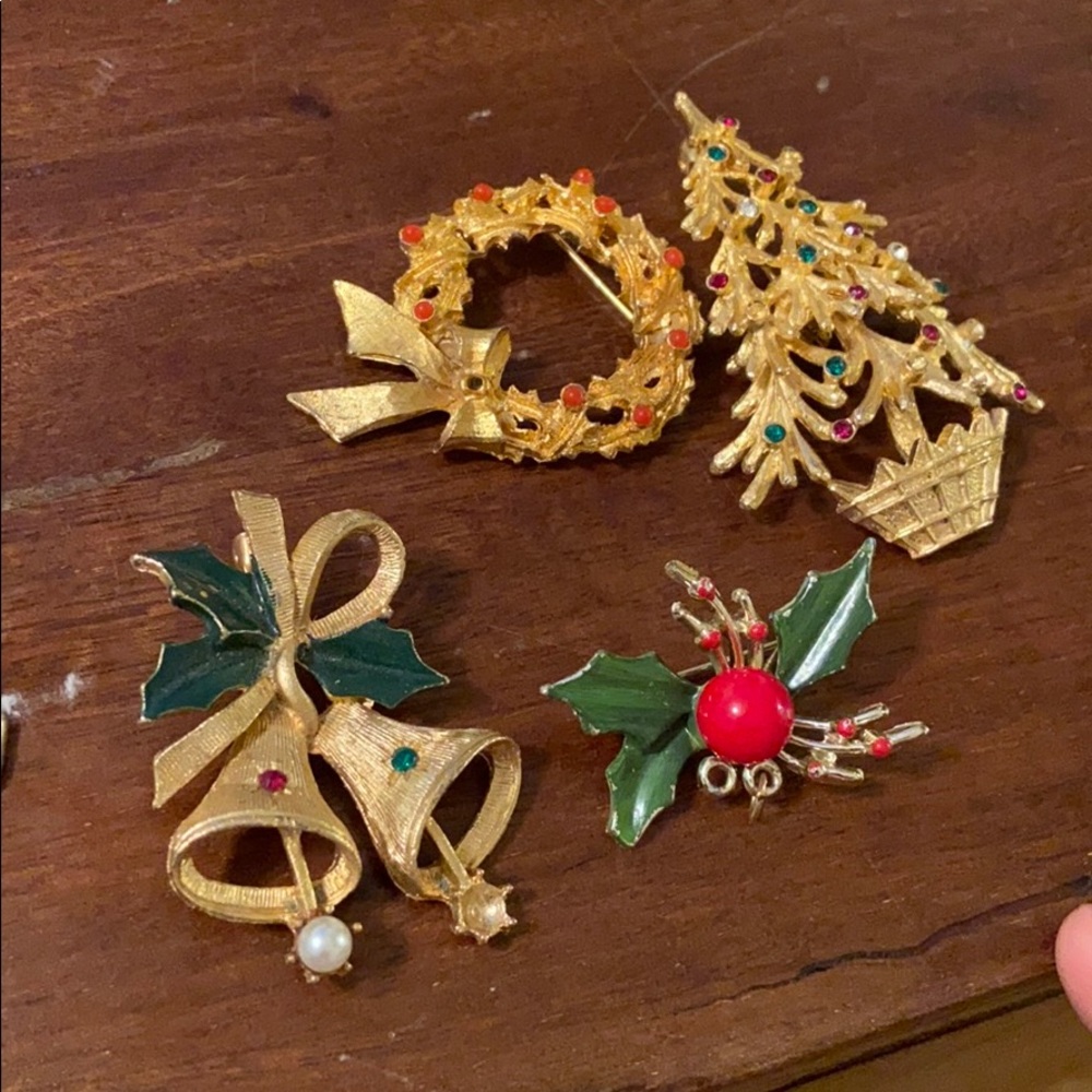 Holiday brooch